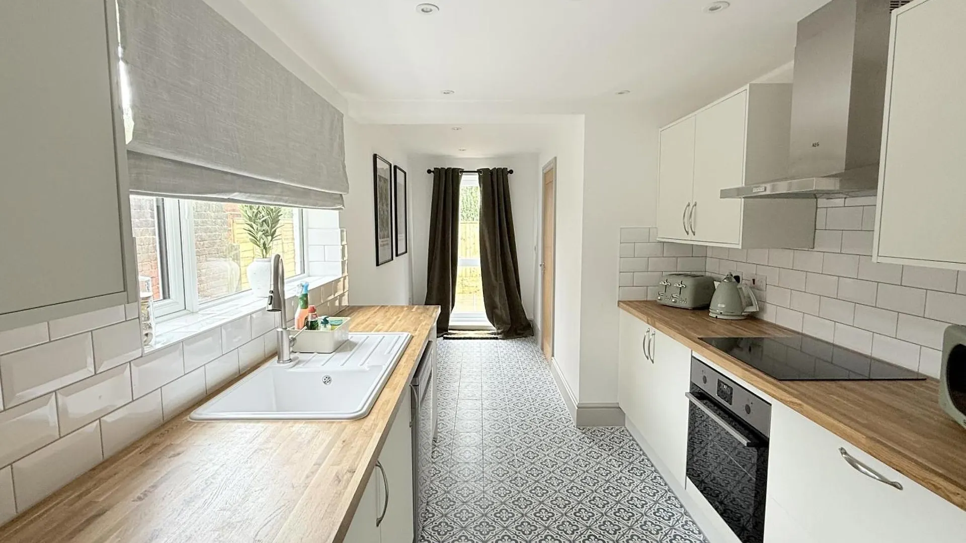 Beautiful Four Bedroom House, Two Bathroom, Huge Kitchen With Free Parking Southampton Apartment