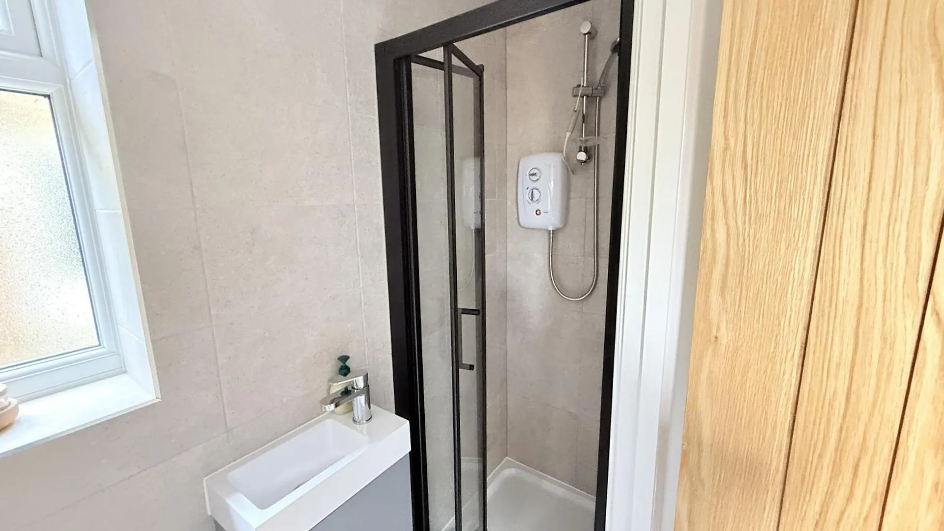Beautiful Four Bedroom House, Two Bathroom, Huge Kitchen With Free Parking Southampton 0*,  United Kingdom